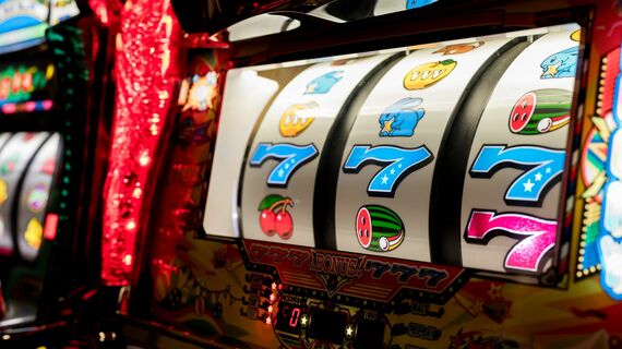 7の数字が3つ並んだスロットマシン