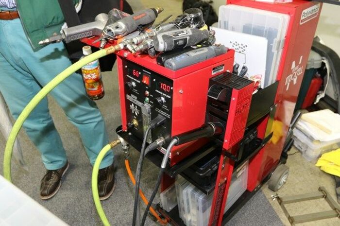 窒素シールドプラスチック溶接機の外観(筆者撮影)