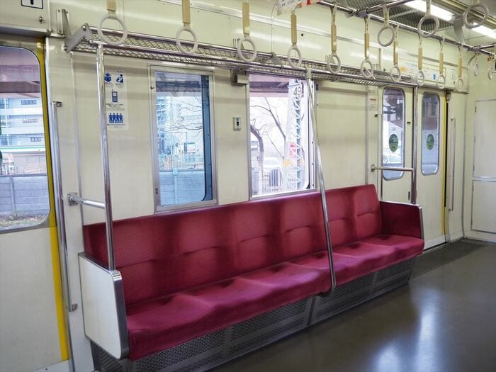 乗務員室直後のドア（右）だけは登場時から1.5m幅。