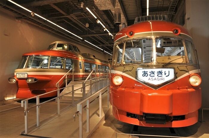 NSE（左）とSEは先頭車が2両あり、それぞれ原型と