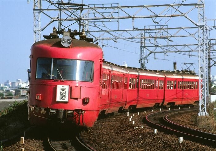 赤1色塗装になった「いもむし」3400系