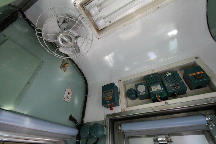 運転席上部の機器類。扇風機には国鉄マークが残っていた