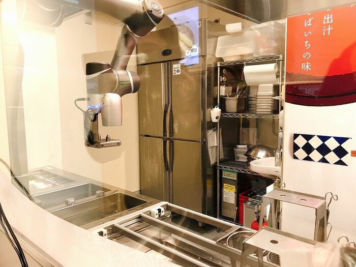 奥が冷蔵庫なので、ロボットの後ろも人が通る