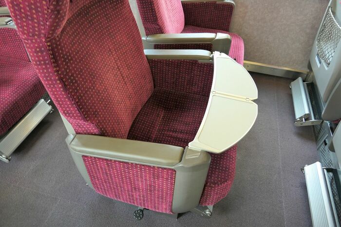 デラックスシートのテーブルは三日月型