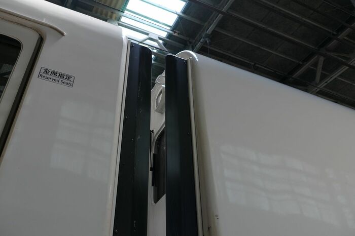 簡易運転台の窓。前照灯とワイパーも