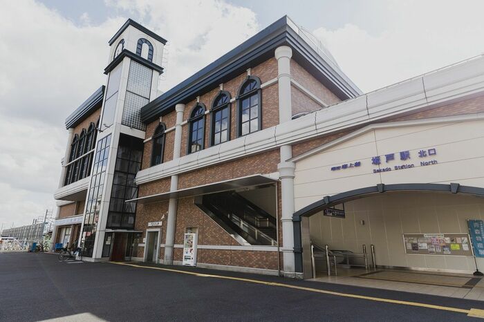 立派な橋上駅舎を持つ坂戸駅。越生線の起点だ