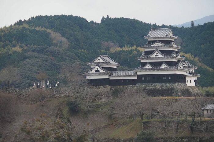 伊予大洲駅南側の大洲城では、列車の通過に合わせて