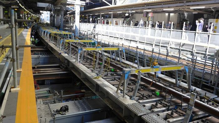 移動中の「工事桁」。前日終電までは