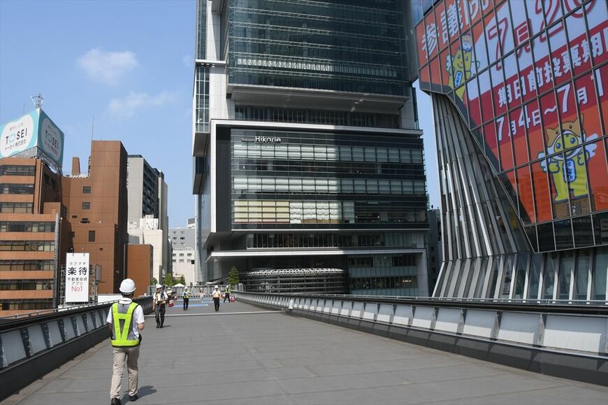 銀座線ホーム上に整備される「4階東口スカイウェイ（仮称）」の予定地（記者撮影）