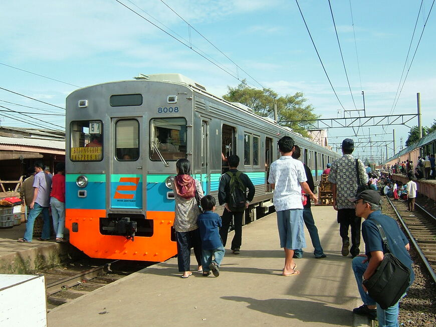 ジャカルタに渡った元東急8000系の8007編成。東横線で「伊豆のなつ号」として伊豆急行のカラーとなり、ジャカルタでもそのままのカラーリングで運行開始した（写真：東急）