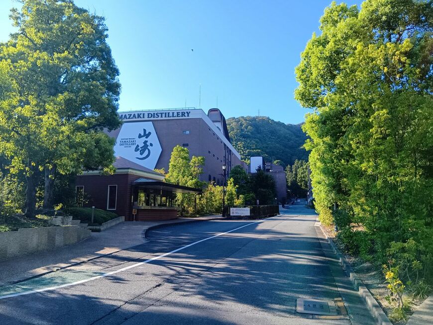 サントリー山崎蒸溜所。抽選式の有料見学や定員制の無料見学など、見学ツアーには複数の種類がある