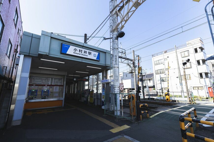 小村井駅。どの駅も小さな駅舎と小さなホームだ（筆者撮影）