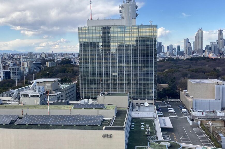 東京・渋谷区にあるNHK放送センター。 佐戸記者は右側遠方にある東京都庁のNHK都庁クラブ在籍中に亡くなった。 勉強会が行われたのは、左手に見えるNHKの西館（写真：2月17日、筆者撮影）