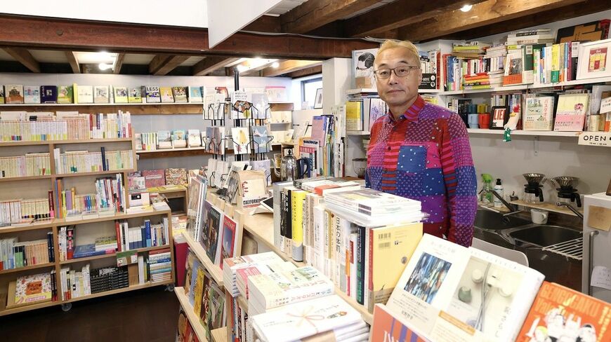 カウンターに立ち、お客さんがどのような本を買っていくのか、見届けるのが楽しみだと言う落合さん。Twitter（@ochimira）では毎日、最初に売れた本を「#今日最初にお買い上げいただいた本」とタグ付けして紹介している（撮影：尾形文繁）