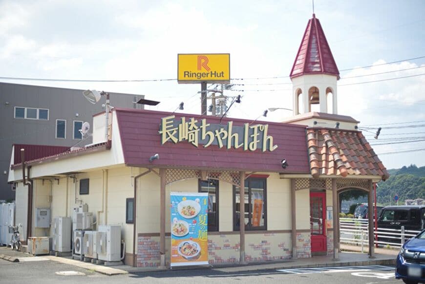 屋根に鐘楼があるのがまさにリンガーハッツ・シルエットだ。県外で見かけるとホッとする（筆者撮影）