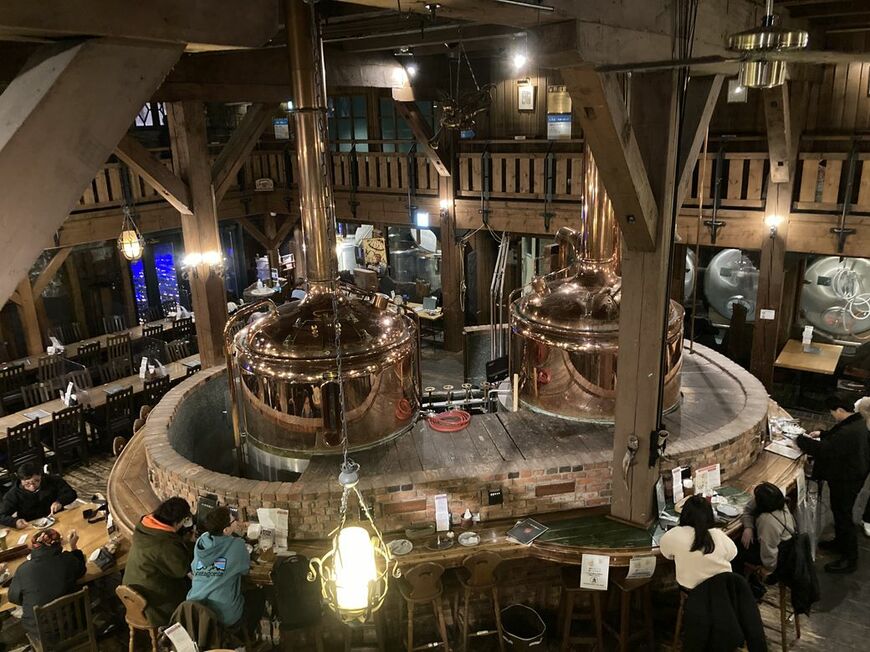 ビアパブ「小樽倉庫No.1」の内観と醸造釜（提供：アレフ）