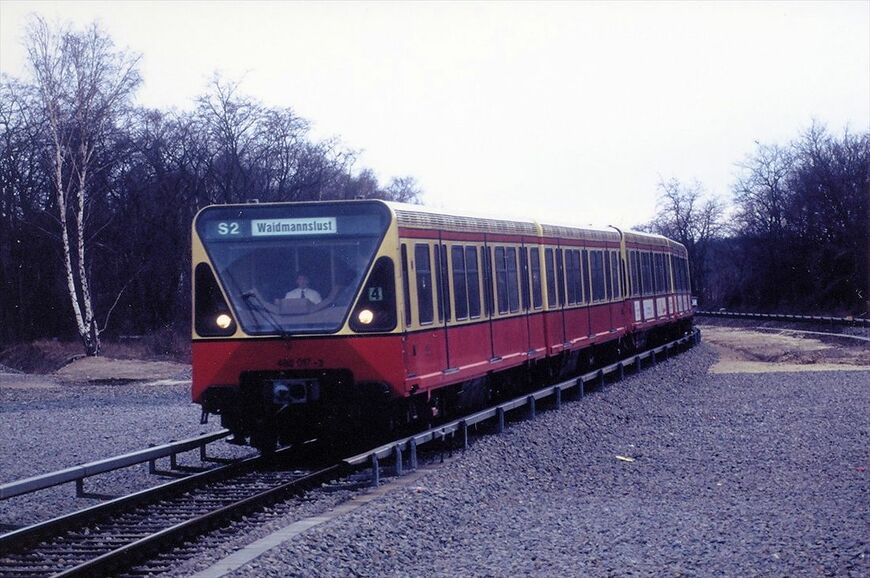 今見ても最近の新型車両にしか見えない前衛的なデザインの480系（撮影：橋爪智之）