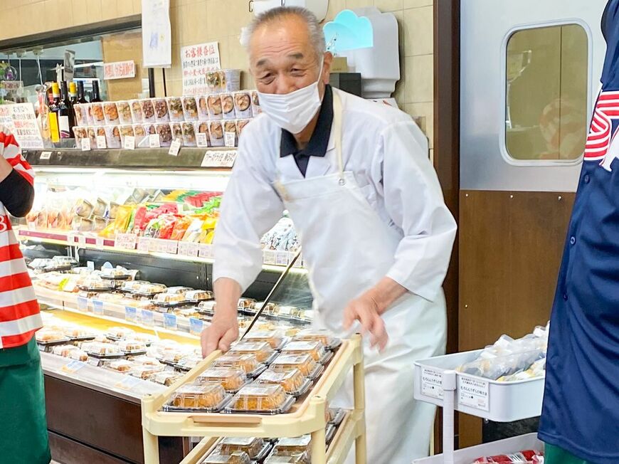 揚げたてのメンチカツを運ぶ修仁郎料理長（写真：ひまわり市場提供）