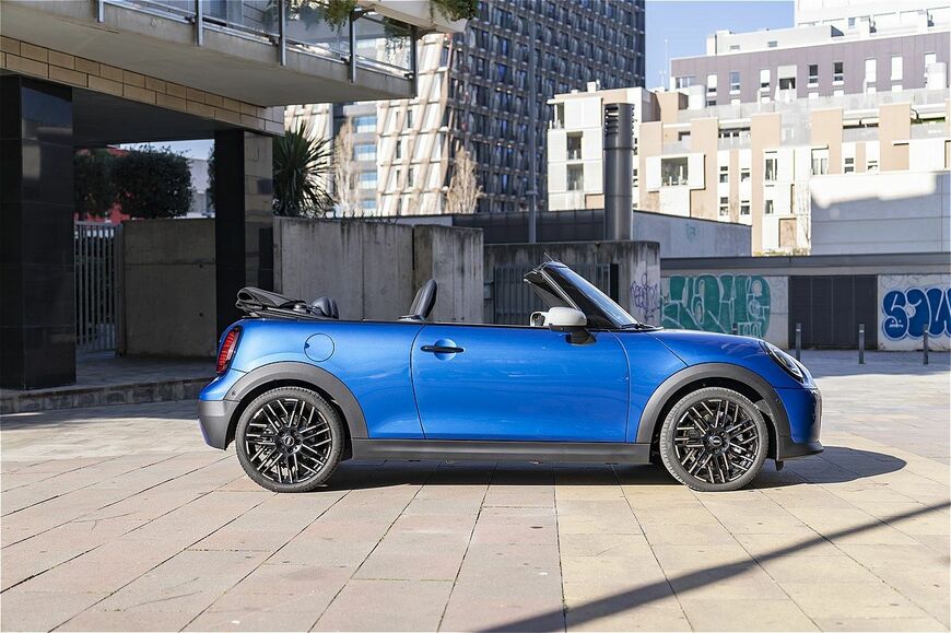 MINI（ミニ）の新型「ミニ・クーパー・コンバーチブルS」（写真：MINI）