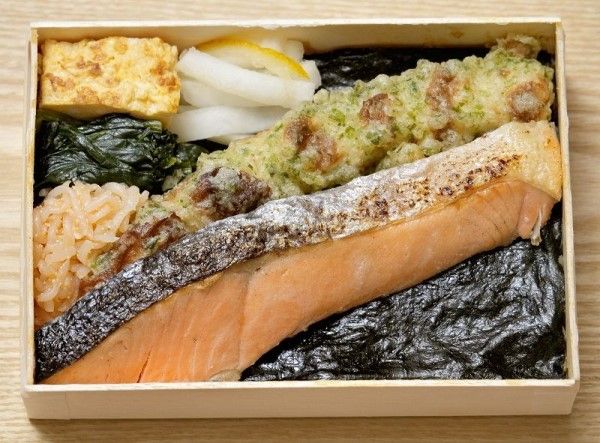 シャケをメインとした「海」（1080円）。シンプルな味つけながら、海苔の香ばしさに引き立てられ、食材そのものの味が力強く口内に広がる。箸休めもていねいに作られており、残さず平らげることができる。またバランやアルミカップなどの仕切り材は使用されていないため、弁当箱がきれいにカラになるのも爽快感がある（撮影：梅谷秀司）