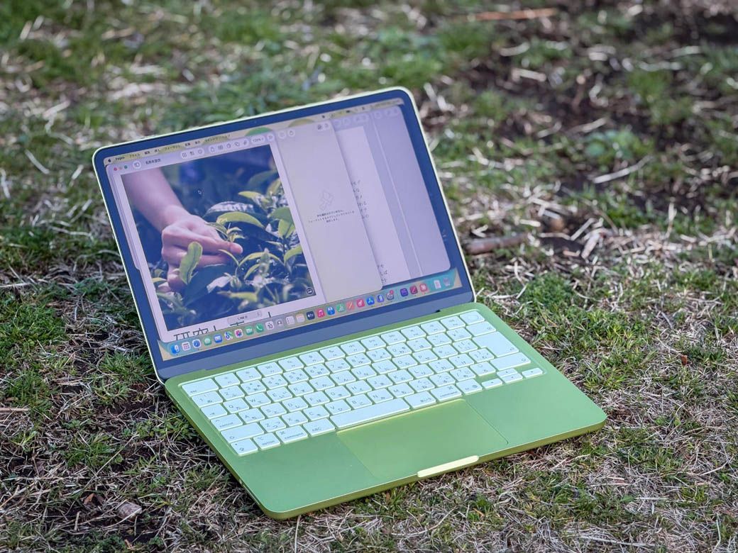 手頃な価格とビビッドなカラーリング、そして妥協しないパフォーマンスを備えたMacBook Neoは、1998年に登場したiMacを彷彿とさせる。今年の一大ヒット商品となりそうだ。なお、目に見えていないところでも分解・修理のしやすさなどの改良が加えられている（写真：筆者撮影）