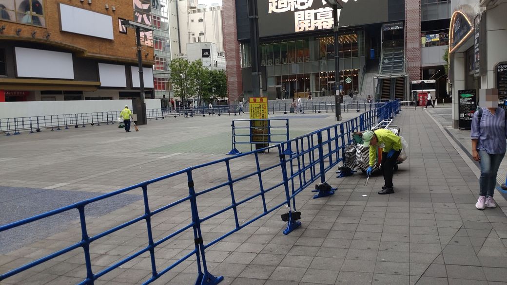 トー横前で作業するスタッフ（筆者撮影）