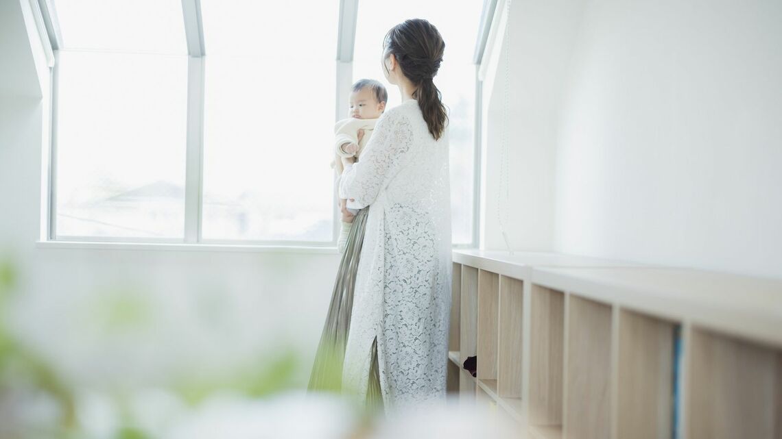 赤ちゃんを抱っこする女性