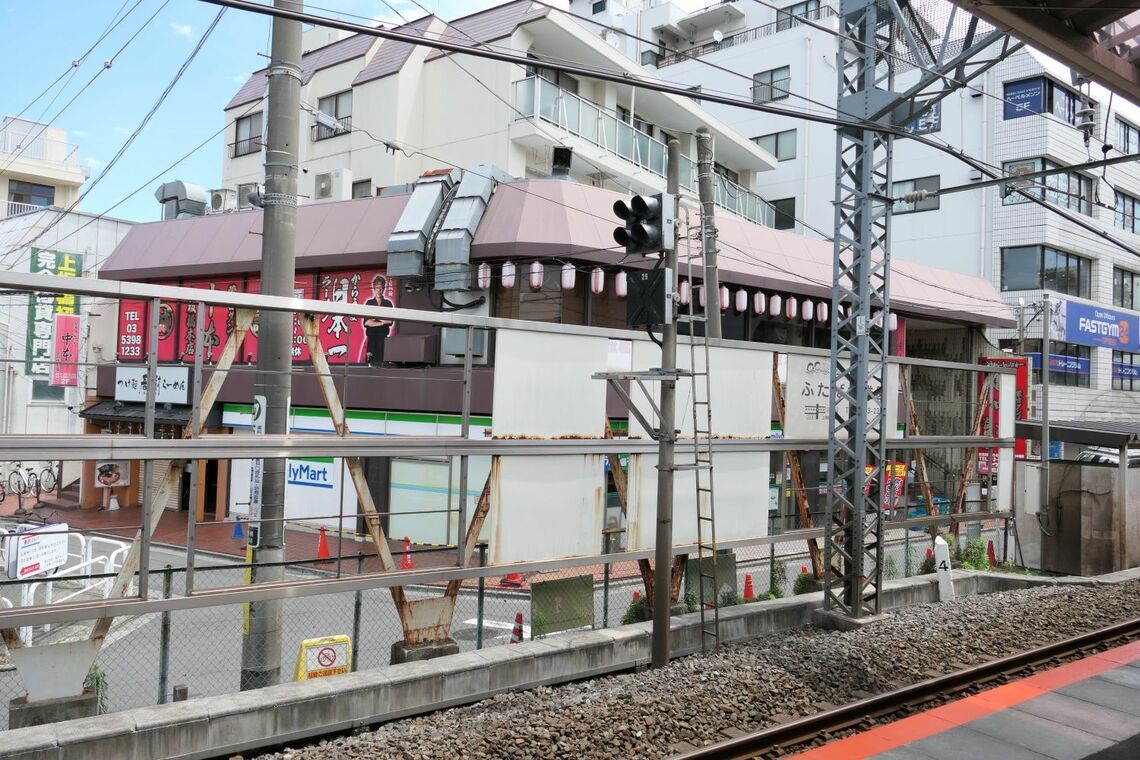 上りホームから蒙古タンメン中本の本店が見える（記者撮影）