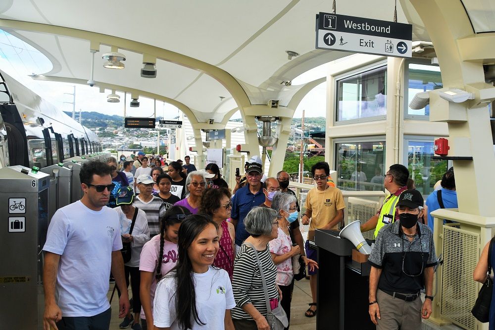 満足の表情で下車する乗客たち（記者撮影）