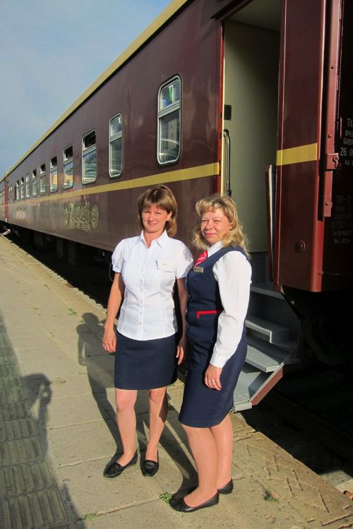 「ゴールデン･イーグル･トランス･シベリア･エクスプレス」の乗務員（写真：谷川一巳）