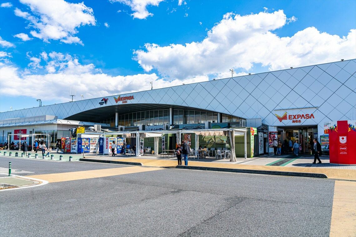 週末ともなれば多くの人で賑わう海老名サービスエリア（写真：t.sakai / PIXTA）