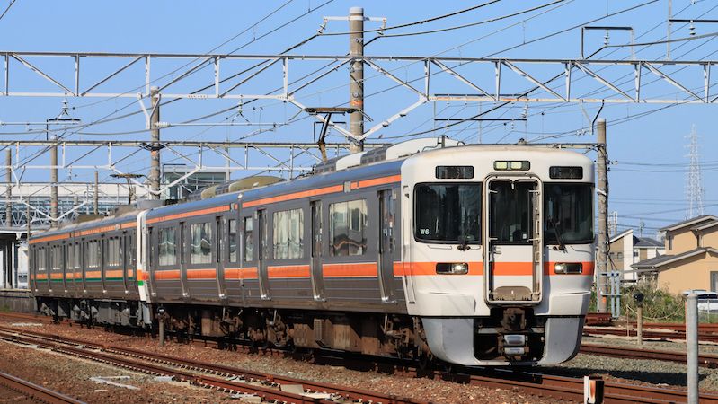 東海道本線を走る列車（写真：のりえもん/PIXTA）