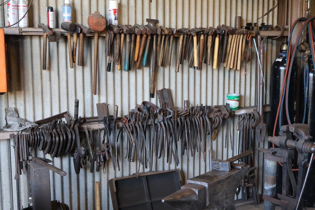 多種多様なハンマーが並ぶ加成さんの工房