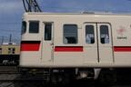 運転席がある側面は窓の数が多い