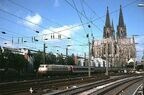 ケルン中央駅を発車する103形牽引の