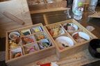 重箱に地元の食材を詰め込んだ、午前発の