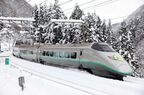 豪雪の峠を越えてきた400系「つばさ」