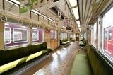 阪急の車両の特徴であるゴールデンオリーブ色の座席（筆者撮影）