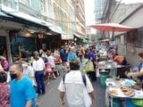 タイの人々の日常を体験できる朝市。午前6時から9時頃まで開かれているので早起きして行ってみよう（写真：筆者撮影）