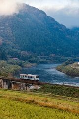 江津―三次間を結んでいた三江線。並行する江の川は江津の町で日本海に注ぐ（撮影：鼠入昌史）