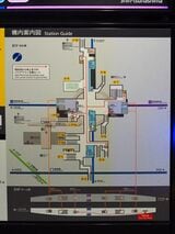 新横浜駅の構内図＝2022年11月（記者撮影）