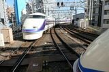 浅草駅に到着する紫色のスペーシア