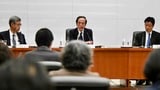 就任会見に臨んだ日銀の植田和男総裁（中央）、氷見野良三副総裁（左）、内田眞一副総裁（右）