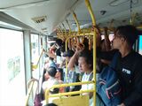 混雑する市バスの車内（筆者撮影）