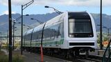 ハワイ・ホノルルの鉄道「スカイライン」を走る日立製の車両（記者撮影）