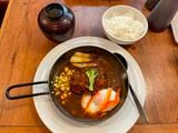 「とらひげ」の人気メニュー、デリ玉煮込みハンバーグ（1350円）（筆者撮影）