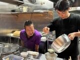 調理中の真剣な眼差しが印象的だった（筆者撮影）