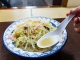 スープは豚骨ベースの味（筆者撮影）
