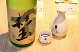 チェーンを代表するお酒「杉玉 純米」。スッキリとしながらも米の甘み、旨みがあり、さまざまな料理と相性が良さそう（撮影：尾形文繁）