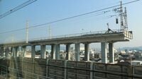 三島駅近くに見える新幹線｢発射台｣の真相 駅弁を食べながら車窓にビックリ！